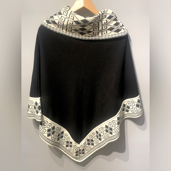 Geometric Pattern Knit Cape - Picture 2 of 5